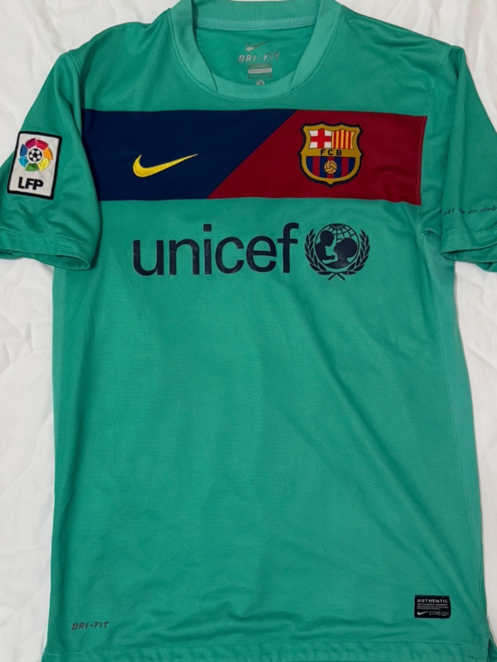 2010/2011 FC Barcelona Away Jersey - Small - 382358-310